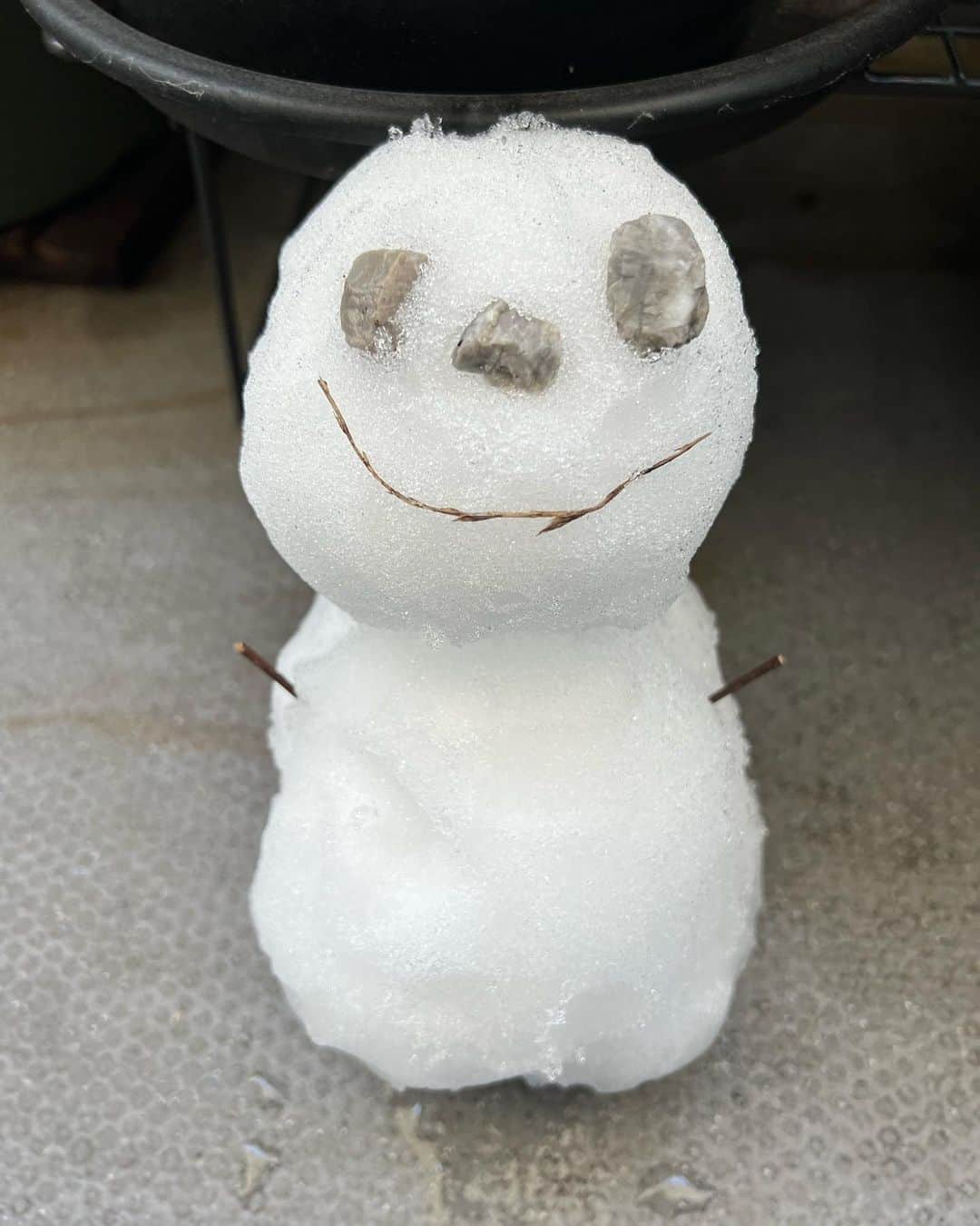 立花麻理のインスタグラム：「・  雪を意思を持って初めて食べた息子®️  お味は...☃️  雪国育ちの母が 少しだけ息子に雪の魅力をお伝えできたかな？  ・  #東京の雪 #雪の朝 #雪あそび #雪だるま #snowman」