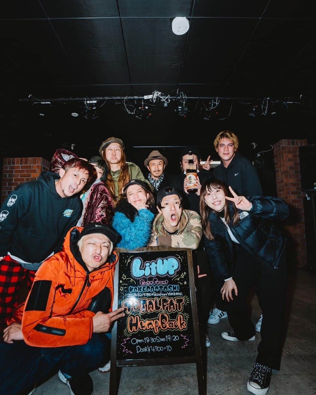 Bunta のインスタグラム：「"Lit Up" ＠BUZZFRONT YOKOHAMA KOKERAOTOSHI w/ Hamp Back  HampBackとしっかりライブハウスでのツーマンははじめてだった。フェスやイベントでは被ったことは結構あるけどこうやってガチンコツーマンてやっぱ面白いしお互いのお客さんが交わってる様を見れて、もっと絡んでいきたいなーって純粋に思えるめちゃくちゃ最高の日🤩  横浜駅は11個の、路線が交わる東京で例えると新宿や渋谷みたいな場所なのに、ここ何十年もライブハウスが無かったみたいでこれからどんどん盛り上がっていったら良いよね😁 ジュンジ、カズヤさんリスペクトっす👍 NUBOとIRIE BOYSも集まって横浜感満載な一日🥴  📸　@musicmagic3923   #totalfat #hampback #buzzfront #drum #drums #bandlife」
