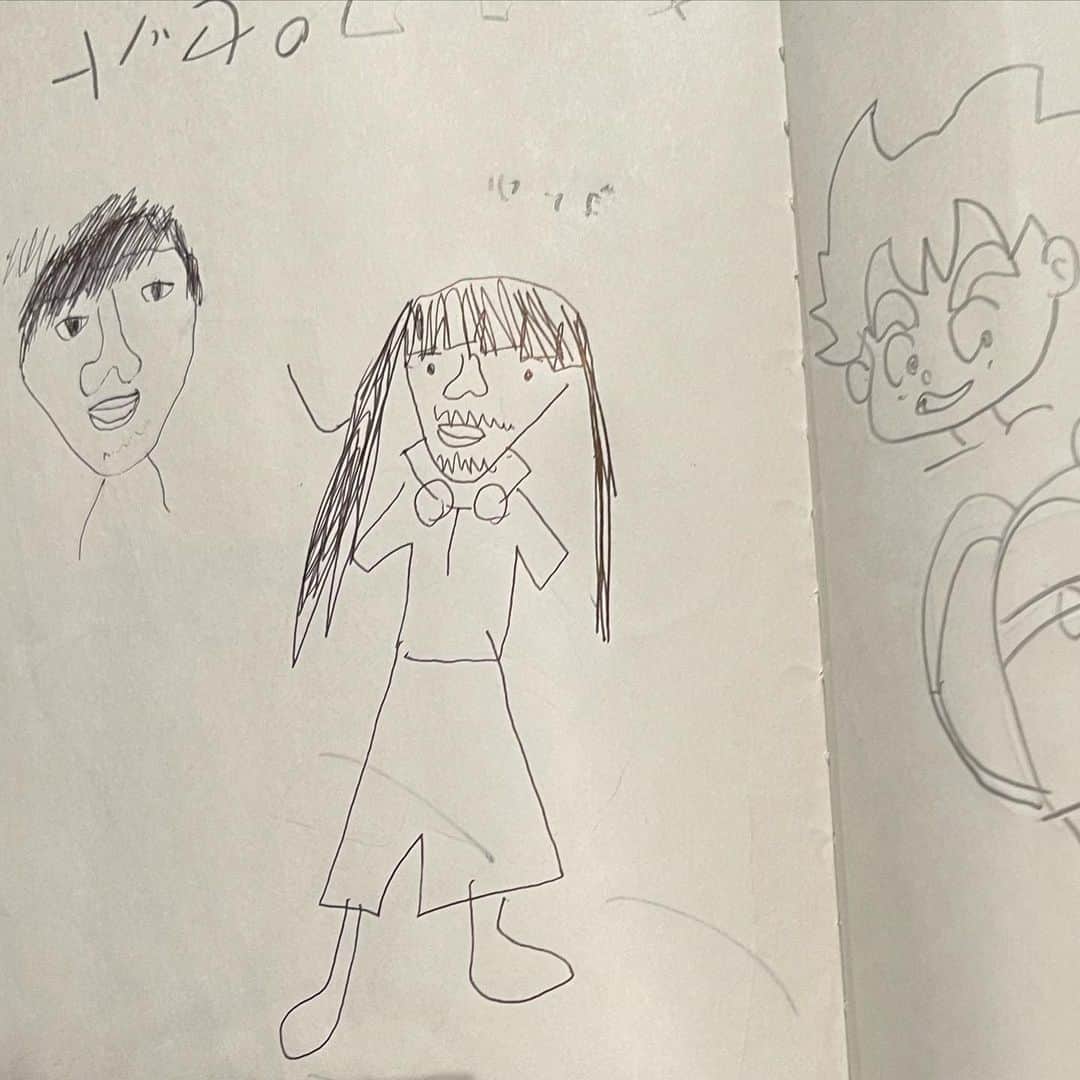 のインスタグラム：「子役の子に女の人かと思ったーって言われておじさんだよーと伝えた。 撮影中視線を感じたので見に行ったらわたくしを描いてくれてました、どっちがギャラ高いのか聞こうと思ったけど大人なのでやめときました。描いてくてありがとうございます🙏 右はお父さんが描いたカカロットだそうです #カカロット」