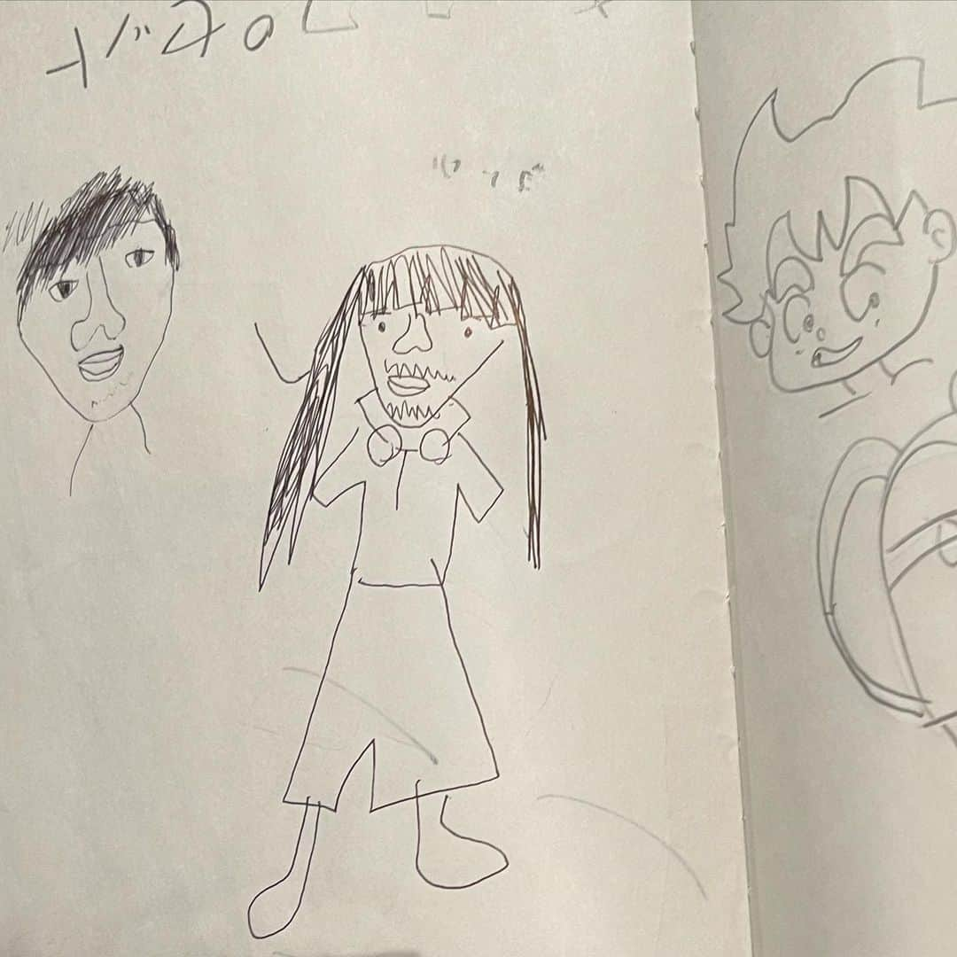 宮島三郎さんのインスタグラム写真 - (宮島三郎Instagram)「子役の子に女の人かと思ったーって言われておじさんだよーと伝えた。 撮影中視線を感じたので見に行ったらわたくしを描いてくれてました、どっちがギャラ高いのか聞こうと思ったけど大人なのでやめときました。描いてくてありがとうございます🙏 右はお父さんが描いたカカロットだそうです #カカロット」2月11日 13時27分 - saburo0804