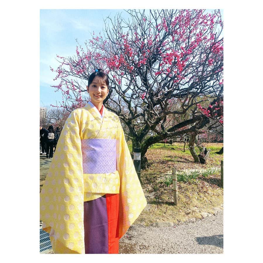 小野彩香のインスタグラム：「中継で梅まつりへ🏮 奈良時代の衣装で梅を鑑賞しました👀 まるでここだけタイムスリップしたよう…には見えないですよね😂 貴重な体験をありがとうございました！ 見ごろを迎えるのが楽しみです✨✨  協力していただいた皆さん、番組を見てくださった皆さん、ありがとうございます❣️  #梅まつり #舞鶴公園 #CUBE #TNC」