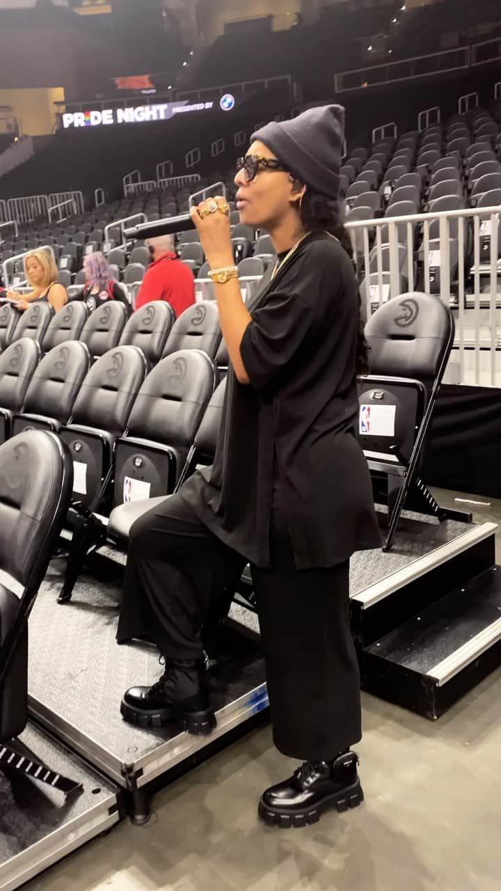ケリー・ヒルソンのインスタグラム：「Taking you through soundcheck for my @atlhawks Halftime performance. Was an honor to perform for the home team! I grew up watching these games w/ Dad. I love when it all comes together, full circle. Thanks for capturing @bryawoods!」