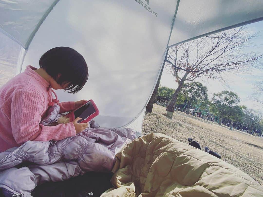 Julie Wataiのインスタグラム：「公園でテント張った🏕娘は遊具で遊んだりiPadでマインクラフトしたりしてる。最近こういう時間が1番幸せだなって感じる。」