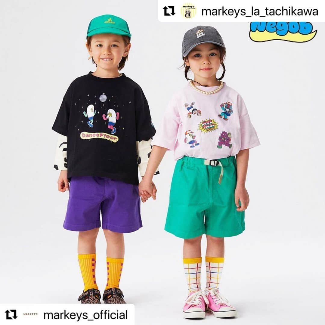 ネゴシックスさんのインスタグラム写真 - (ネゴシックスInstagram)「ストリートぽい #Repost @markeys_la_tachikawa with @use.repost ・・・ #Repost @markeys_official with @use.repost ・・・ . . 2023- Spring Summer ITEM-  【NEGO6×MARKEY'S】 ネゴシックスさんがマーキーズの為に描き下ろしてくれた貴重なTシャツが誕生☆ NEGO6のメインキャラクター [ひだりしたくん][モンスター][ぬの袋]をモチーフに、 特別なイラストがたくさん♪ 「あっ！マーキーズの"マ"だ！」 「"MKS"...？MARKEY’Sの"MKS"」などなど。。。 ずっと見ていられる遊び心たっぷりのイラストがたくさん。 マーキーズにちなんだ文字を見つけてみてくださいね♪ バックにはさりげなく"NEGO"×"MKS"と嬉しいプリント♪ 袖口には刺繍がキマっています♪  NEGO6 別注ﾌﾟﾘﾝﾄTｼｬﾂ No,MK-3S01 Color:ﾎﾜｲﾄ/ﾋﾟﾝｸ/ﾌﾞﾙｰ/ﾌﾞﾗｯｸ Size: 80-150cm/2(160) Price: 3,080円税込/4,290円税込  NEG06/ネゴシックス 島根県出身。1978 年 6 月 28 日生まれ A 型。島根の山、川、沼の地帯で 20 年暮らし育つ。 20 才の時に地元島根から大阪へ移り住みお笑いの道へ。 2001 年ピン芸人としてデビュー 2008 年東京に拠点を移し 2011 年からイラスト活動を始める 番組、各企業、ブランド、雑誌などのロゴイラストデザインや キャラを担当している。  #markeys #マーキーズ #マーキーズコーデ  #2023SS #2023春夏 #キッズトップス #むすこふく #むすめふく  #kidsfashion #キッズファッション  #kidsstyle #子供服 #アメカジ子供服 #セレクトショップ #NEGO6 #ネゴシックス」2月11日 13時51分 - nego6