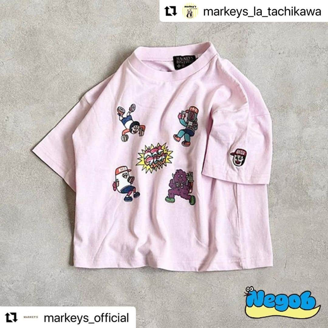 ネゴシックスさんのインスタグラム写真 - (ネゴシックスInstagram)「ストリートぽい #Repost @markeys_la_tachikawa with @use.repost ・・・ #Repost @markeys_official with @use.repost ・・・ . . 2023- Spring Summer ITEM-  【NEGO6×MARKEY'S】 ネゴシックスさんがマーキーズの為に描き下ろしてくれた貴重なTシャツが誕生☆ NEGO6のメインキャラクター [ひだりしたくん][モンスター][ぬの袋]をモチーフに、 特別なイラストがたくさん♪ 「あっ！マーキーズの"マ"だ！」 「"MKS"...？MARKEY’Sの"MKS"」などなど。。。 ずっと見ていられる遊び心たっぷりのイラストがたくさん。 マーキーズにちなんだ文字を見つけてみてくださいね♪ バックにはさりげなく"NEGO"×"MKS"と嬉しいプリント♪ 袖口には刺繍がキマっています♪  NEGO6 別注ﾌﾟﾘﾝﾄTｼｬﾂ No,MK-3S01 Color:ﾎﾜｲﾄ/ﾋﾟﾝｸ/ﾌﾞﾙｰ/ﾌﾞﾗｯｸ Size: 80-150cm/2(160) Price: 3,080円税込/4,290円税込  NEG06/ネゴシックス 島根県出身。1978 年 6 月 28 日生まれ A 型。島根の山、川、沼の地帯で 20 年暮らし育つ。 20 才の時に地元島根から大阪へ移り住みお笑いの道へ。 2001 年ピン芸人としてデビュー 2008 年東京に拠点を移し 2011 年からイラスト活動を始める 番組、各企業、ブランド、雑誌などのロゴイラストデザインや キャラを担当している。  #markeys #マーキーズ #マーキーズコーデ  #2023SS #2023春夏 #キッズトップス #むすこふく #むすめふく  #kidsfashion #キッズファッション  #kidsstyle #子供服 #アメカジ子供服 #セレクトショップ #NEGO6 #ネゴシックス」2月11日 13時51分 - nego6