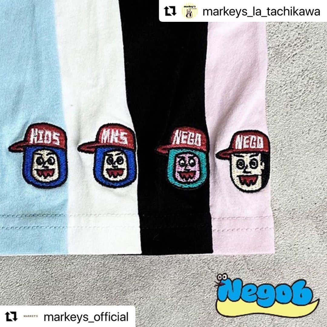 ネゴシックスさんのインスタグラム写真 - (ネゴシックスInstagram)「ストリートぽい #Repost @markeys_la_tachikawa with @use.repost ・・・ #Repost @markeys_official with @use.repost ・・・ . . 2023- Spring Summer ITEM-  【NEGO6×MARKEY'S】 ネゴシックスさんがマーキーズの為に描き下ろしてくれた貴重なTシャツが誕生☆ NEGO6のメインキャラクター [ひだりしたくん][モンスター][ぬの袋]をモチーフに、 特別なイラストがたくさん♪ 「あっ！マーキーズの"マ"だ！」 「"MKS"...？MARKEY’Sの"MKS"」などなど。。。 ずっと見ていられる遊び心たっぷりのイラストがたくさん。 マーキーズにちなんだ文字を見つけてみてくださいね♪ バックにはさりげなく"NEGO"×"MKS"と嬉しいプリント♪ 袖口には刺繍がキマっています♪  NEGO6 別注ﾌﾟﾘﾝﾄTｼｬﾂ No,MK-3S01 Color:ﾎﾜｲﾄ/ﾋﾟﾝｸ/ﾌﾞﾙｰ/ﾌﾞﾗｯｸ Size: 80-150cm/2(160) Price: 3,080円税込/4,290円税込  NEG06/ネゴシックス 島根県出身。1978 年 6 月 28 日生まれ A 型。島根の山、川、沼の地帯で 20 年暮らし育つ。 20 才の時に地元島根から大阪へ移り住みお笑いの道へ。 2001 年ピン芸人としてデビュー 2008 年東京に拠点を移し 2011 年からイラスト活動を始める 番組、各企業、ブランド、雑誌などのロゴイラストデザインや キャラを担当している。  #markeys #マーキーズ #マーキーズコーデ  #2023SS #2023春夏 #キッズトップス #むすこふく #むすめふく  #kidsfashion #キッズファッション  #kidsstyle #子供服 #アメカジ子供服 #セレクトショップ #NEGO6 #ネゴシックス」2月11日 13時51分 - nego6