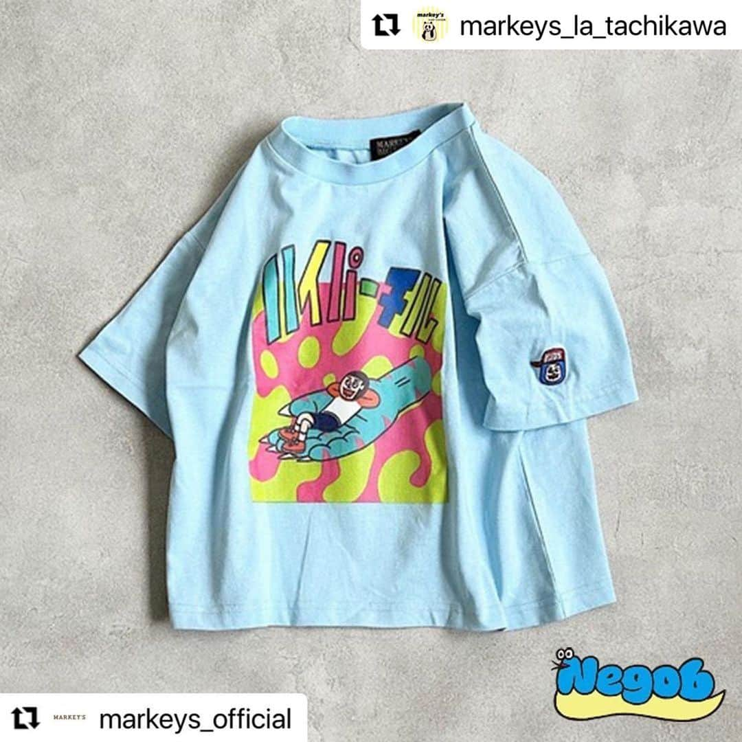 ネゴシックスさんのインスタグラム写真 - (ネゴシックスInstagram)「ストリートぽい #Repost @markeys_la_tachikawa with @use.repost ・・・ #Repost @markeys_official with @use.repost ・・・ . . 2023- Spring Summer ITEM-  【NEGO6×MARKEY'S】 ネゴシックスさんがマーキーズの為に描き下ろしてくれた貴重なTシャツが誕生☆ NEGO6のメインキャラクター [ひだりしたくん][モンスター][ぬの袋]をモチーフに、 特別なイラストがたくさん♪ 「あっ！マーキーズの"マ"だ！」 「"MKS"...？MARKEY’Sの"MKS"」などなど。。。 ずっと見ていられる遊び心たっぷりのイラストがたくさん。 マーキーズにちなんだ文字を見つけてみてくださいね♪ バックにはさりげなく"NEGO"×"MKS"と嬉しいプリント♪ 袖口には刺繍がキマっています♪  NEGO6 別注ﾌﾟﾘﾝﾄTｼｬﾂ No,MK-3S01 Color:ﾎﾜｲﾄ/ﾋﾟﾝｸ/ﾌﾞﾙｰ/ﾌﾞﾗｯｸ Size: 80-150cm/2(160) Price: 3,080円税込/4,290円税込  NEG06/ネゴシックス 島根県出身。1978 年 6 月 28 日生まれ A 型。島根の山、川、沼の地帯で 20 年暮らし育つ。 20 才の時に地元島根から大阪へ移り住みお笑いの道へ。 2001 年ピン芸人としてデビュー 2008 年東京に拠点を移し 2011 年からイラスト活動を始める 番組、各企業、ブランド、雑誌などのロゴイラストデザインや キャラを担当している。  #markeys #マーキーズ #マーキーズコーデ  #2023SS #2023春夏 #キッズトップス #むすこふく #むすめふく  #kidsfashion #キッズファッション  #kidsstyle #子供服 #アメカジ子供服 #セレクトショップ #NEGO6 #ネゴシックス」2月11日 13時51分 - nego6