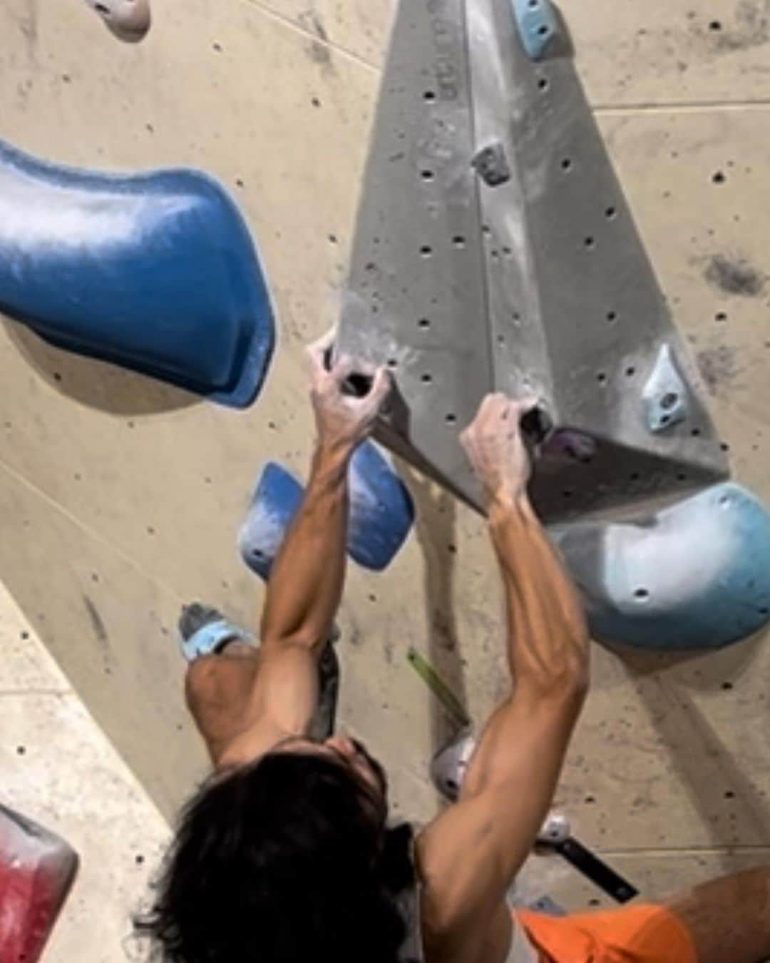 ハキム・カスバンさんのインスタグラム写真 - (ハキム・カスバンInstagram)「First 2D⁣ ⁣ (Also sound warning: @big.climber on camera)⁣ ⁣ I love the process of projecting - tactics, tweaking sequences/movements, putting it together and trying hard. Always so much to learn and grow from.⁣ ⁣ Of course it always starts with being drawn in and inspired by the route itself.⁣ ⁣ Done over two, focused sessions. The first session was spent consciously working moves and making small link-ups towards the end.⁣ ⁣ Second session was set for proper attempts. I actually had another day set aside before it gets taken down, I’m glad it’s done!⁣ ⁣ Thank you for documenting parts of the process @priscestelle ✨ ⁣ ⁣ @heavy.japan⁣⁣⁣ @boruda.sg⁣ @reddotrunningco⁣ ⁣⁣⁣ #climbing #bouldering #borudasg #heavyjapan #teamrdrc #rdrcsg」2月11日 14時35分 - h_keeem