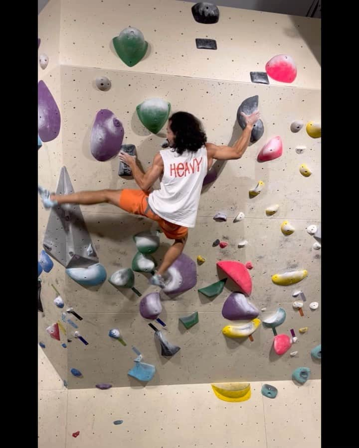 ハキム・カスバンのインスタグラム：「First 2D⁣ ⁣ (Also sound warning: @big.climber on camera)⁣ ⁣ I love the process of projecting - tactics, tweaking sequences/movements, putting it together and trying hard. Always so much to learn and grow from.⁣ ⁣ Of course it always starts with being drawn in and inspired by the route itself.⁣ ⁣ Done over two, focused sessions. The first session was spent consciously working moves and making small link-ups towards the end.⁣ ⁣ Second session was set for proper attempts. I actually had another day set aside before it gets taken down, I’m glad it’s done!⁣ ⁣ Thank you for documenting parts of the process @priscestelle ✨ ⁣ ⁣ @heavy.japan⁣⁣⁣ @boruda.sg⁣ @reddotrunningco⁣ ⁣⁣⁣ #climbing #bouldering #borudasg #heavyjapan #teamrdrc #rdrcsg」