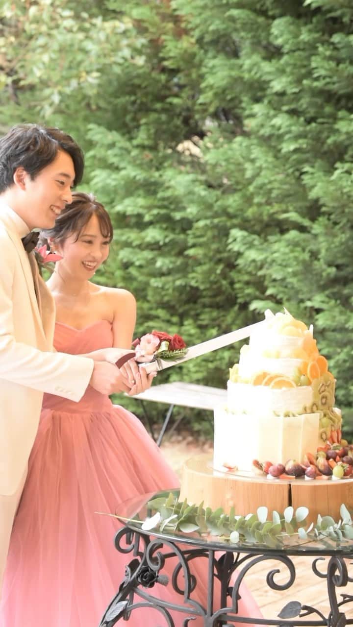 のインスタグラム：「． ． @agnesgarden_nabari ． [#アニエスウエディング] ． 大切なご家族、ご友人の皆様とつくりあげる素敵なご結婚式となりました⸜❁︎⸝‍ . 演出や会場の飾り付けにはおふたりのこだわりをたくさん詰め込んでいただきました✧︎*。 . . 𓏸𓈒 𓐄 𓐄 𓐄 𓐄 𓐄 𓐄 𓐄 𓐄 𓐄 𓐄 𓐄 𓐄 𓐄 𓐄 𓐄 𓐄 𓐄 𓐄 𓐄 𓐄 𓐄 𓐄 𓐄 𓈒𓏸 ． ◌𓈒 おすすめフェア ◌𓈒 ． ． 2月12日(日)11:00・13:00(2部制) 【3組限定】無料試食＆ドレス・タキシード試着＆ブライダル相談会 ． 2月25日(土)11:00・13:00(2部制) 【初めての見学ならこれ！】豪華2万円相当無料試食&全館見学&見積り相談 ． 2月26日(日)11:00・13:00(2部制) お料理重視必見！【総額2万円相当】フレンチ無料試食付き相談会 ． 3月5日(日)11:00・13:00(2部制) 【土日限定】2万円相当！フレンチ無料試食付きウエディング相談会 . . その他日程も、ブライダルフェア開催中！ 問い合わせ＆ご予約受け付けております𓂃𓈒𓏸 ． ． 𓏸𓈒 𓐄 𓐄 𓐄 𓐄 𓐄 𓐄 𓐄 𓐄 𓐄 𓐄 𓐄 𓐄 𓐄 𓐄 𓐄 𓐄 𓐄 𓐄 𓐄 𓐄 𓐄 𓐄 𓐄  𓈒𓏸 ． 他にも先輩カップルの写真を掲載中໒꒱· ﾟ ． [ #アニエスガーデン名張 ] ． ぜひご覧ください⋆°｡ ． 𓏸𓈒 𓐄 𓐄 𓐄 𓐄 𓐄 𓐄 𓐄 𓐄 𓐄 𓐄 𓐄 𓐄 𓐄 𓐄 𓐄 𓐄 𓐄 𓐄 𓐄 𓐄 𓐄 𓐄 𓐄  𓈒𓏸 ． #アニエスガーデン #三重 #三重県 #名張 #伊賀 #名張市 #伊賀市 #プレ花嫁#プレ花嫁準備#東海花嫁#三重花嫁 #結婚準備 #三重県結婚式 #三重県結婚式場 #三重結婚式 #三重結婚式場 #奈良結婚式 #結婚式 #ウエディング三重#ウエディングフォト#キリスト挙式#フラワーシャワー#ウエディングケーキ#ケーキ入刀#ウエディングドレス#カラードレス#タキシード ． ． Tel:0595-62-0214 Open:平日11:00~18:00  土日祝10:00~19:00 Close:毎週火曜・水曜」