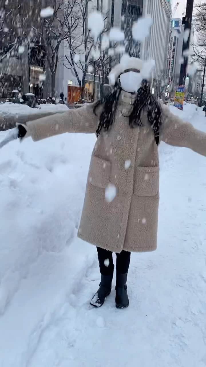 大島璃音のインスタグラム：「. 8時に番組出演が終わり、そのまま羽田へ🛫 ちょっと顔に疲れが見えるもののフライト中に爆睡して、 起きたら広がる銀世界に一気に疲れが飛びました❄️  旅の道中の動画、撮って繋げただけですが、、。 旅の雰囲気をお裾分けです🎞⛄️  ちなみに、ちょっとの旅行なら リュック一つでどこへでも行けます🫡笑」