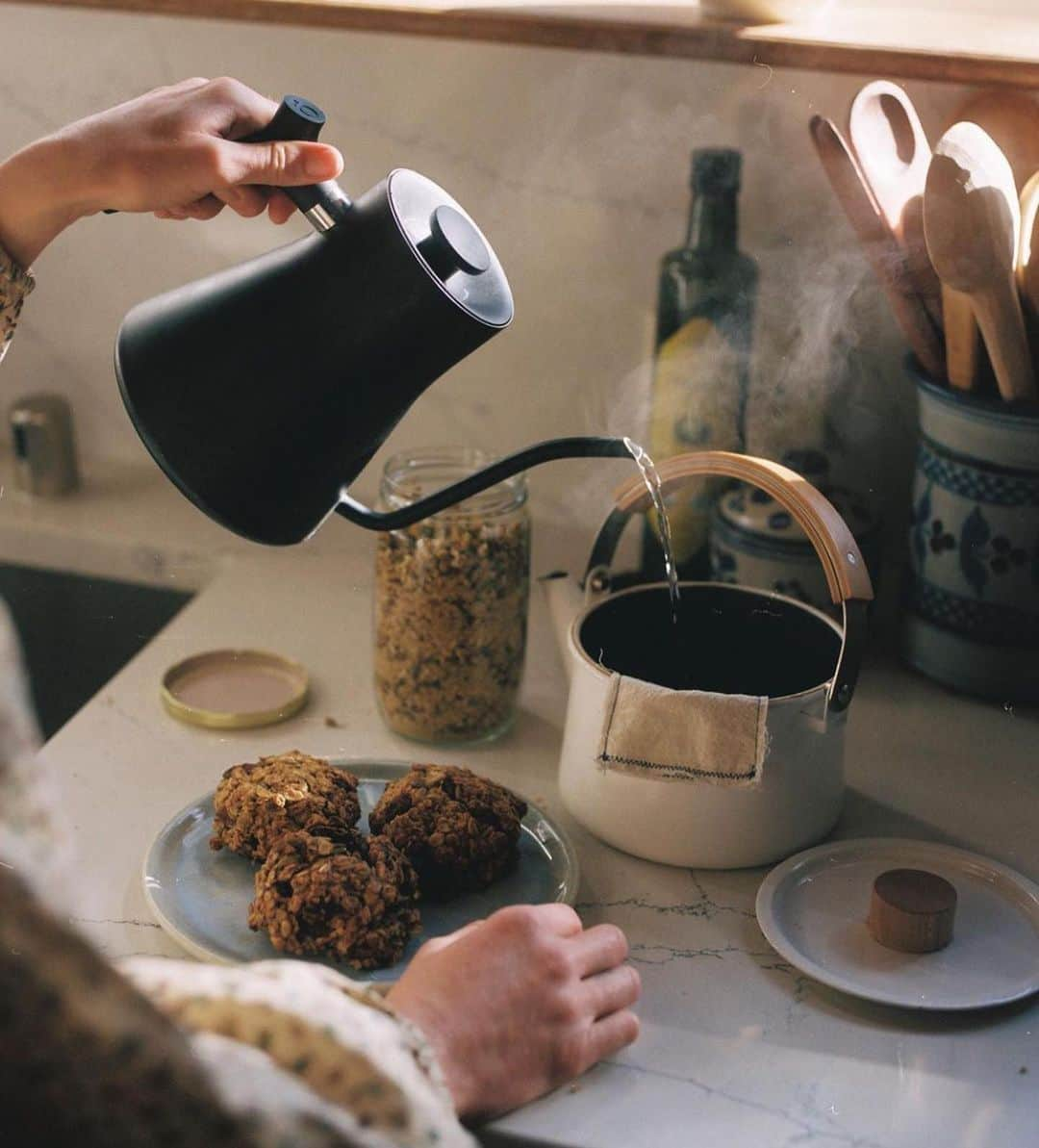 ボニー・ライトさんのインスタグラム写真 - (ボニー・ライトInstagram)「sharing my go bars and a pot of tea with @christydawn ☕️ on their stories today i highlighted some overall tips and ideas from my @gogently.earth 💓   if you love their clothes as much as i for 15% off use 15BONNIE」2月11日 14時51分 - thisisbwright