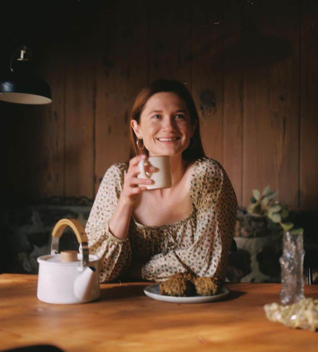 ボニー・ライトのインスタグラム：「sharing my go bars and a pot of tea with @christydawn ☕️ on their stories today i highlighted some overall tips and ideas from my @gogently.earth 💓   if you love their clothes as much as i for 15% off use 15BONNIE」