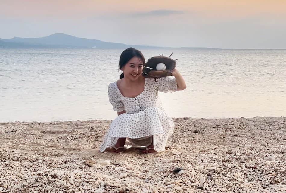 のインスタグラム：「海辺のキャッチボール楽しかったなぁ⚾️  重版記念のアクリルパネルの申し込みが 13日までになります☺️ よかったらご検討くださいね☆ 詳細はハイライトにあります🌻  #袴田彩会  #Another」