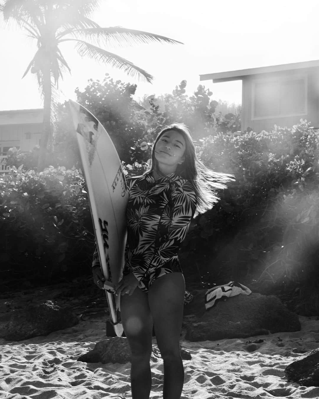 松田詩野のインスタグラム：「🖤🤍🌴 📹@nick.oahu」