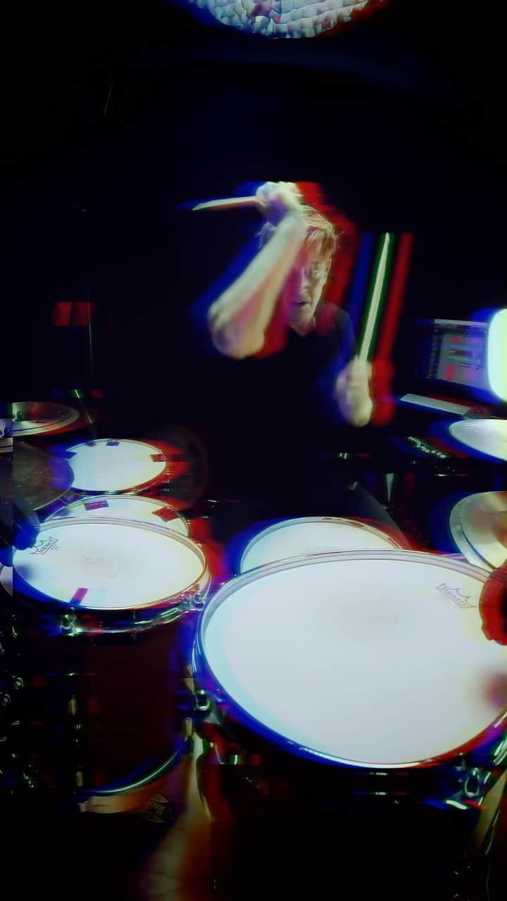 シェーン・ガラースのインスタグラム：「Gettin’ some heavy on 🥌 #shanegaalaas #drumming #drums #drummer #pearldrums #zildjian #remo #vicfirth #crumbweststudios」
