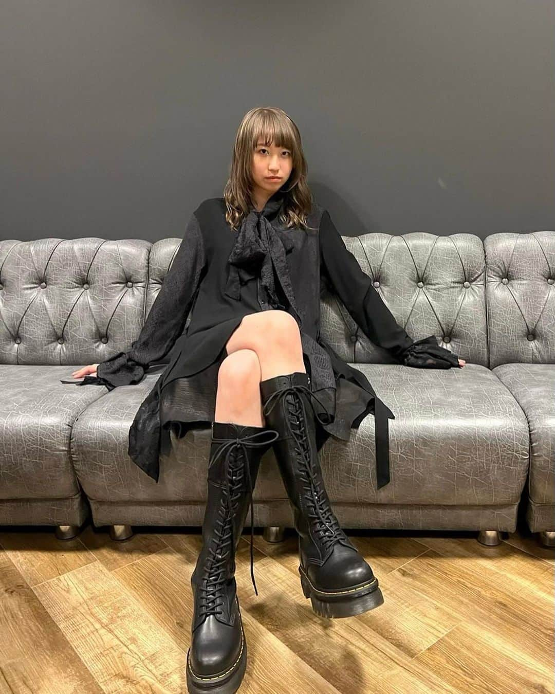 XAI（サイ）さんのインスタグラム写真 - (XAI（サイ）Instagram)「▷Make-up and Styling for 2/10 THE SPELLBOUND × BBHF LIVE at Gorilla Hall Osaka.  袖にフリルが付いてパワーアップ！シルエットがすごく綺麗でした… 今回はレザーの巻きスカート✰目元はブルー🫐」2月11日 15時25分 - xai_official