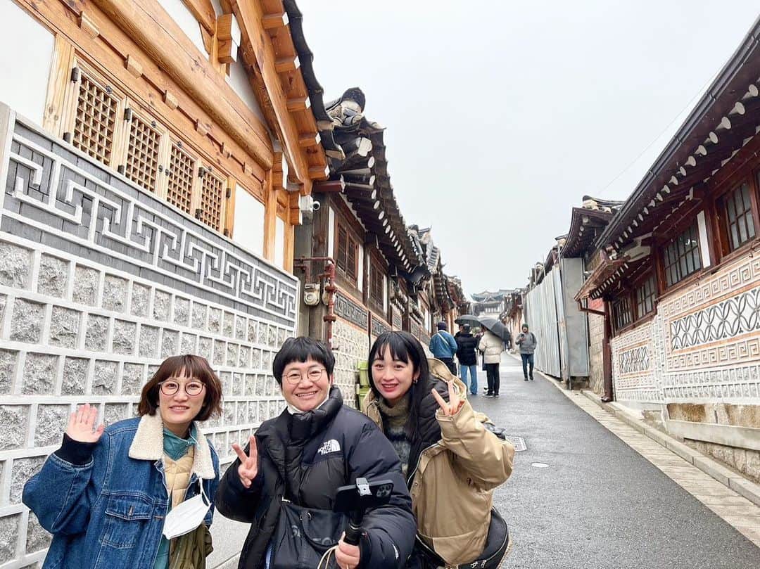 小川暖奈のインスタグラム：「春菜さんとスパイクで韓国旅行に行かせていただきました！🛩🇰🇷 やりたいこと詰め込みすぎてハードなスケジュールになってしまいましたが、ほんっとに楽しい旅行でした！！ また行きたい！！！  春菜さん 改め ルナちゃん、スタッフのみなさん、ありがとうございました！！ ☺️🫰  #賢者の赤ペンレビュー銭バカさん （TBS系）」