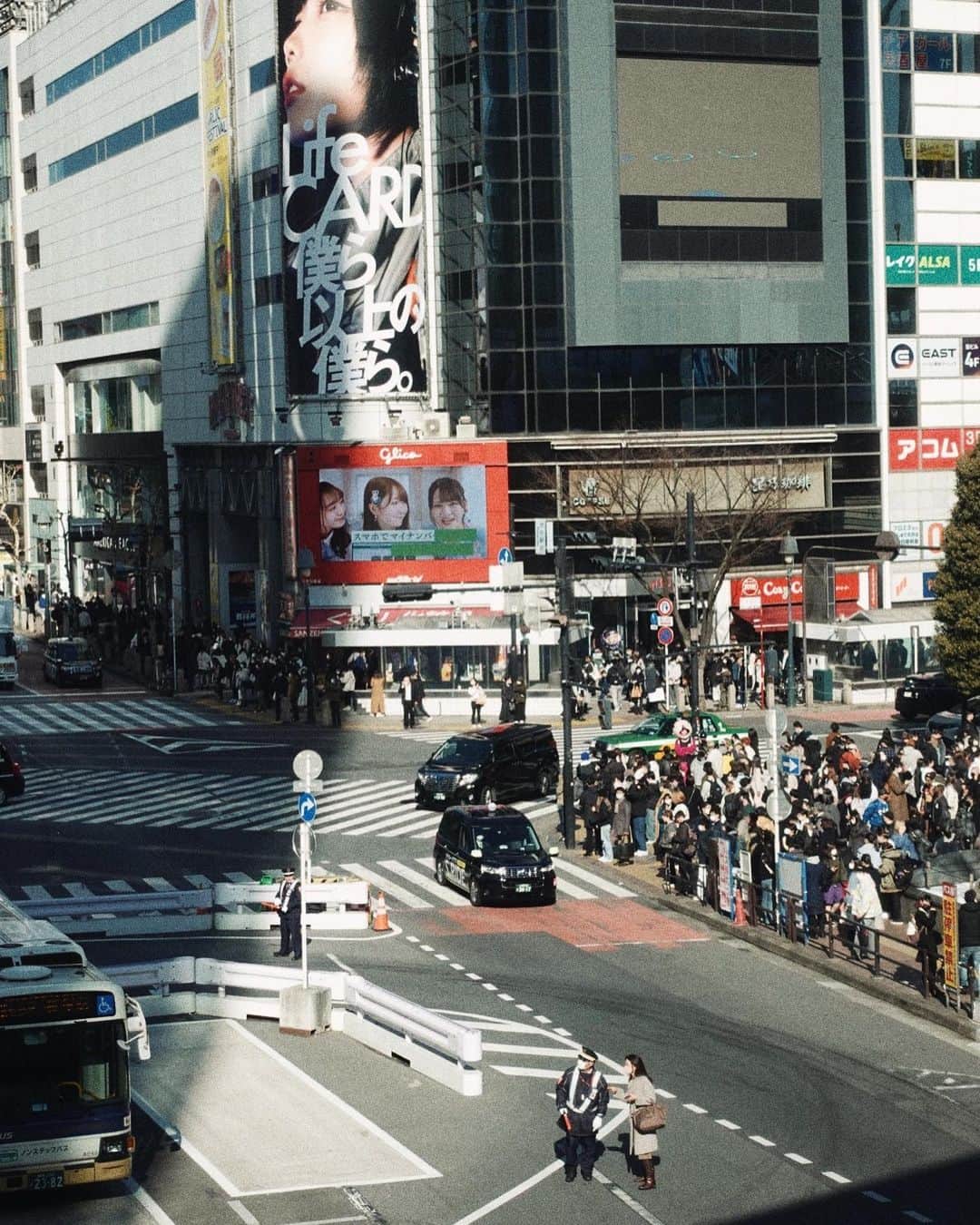 山田佳奈実さんのインスタグラム写真 - (山田佳奈実Instagram)「.     2023.2.11 ____________  #かなみカメラ#tokyo#shibuya#film#camera #東京#渋谷#スクランブル交差点」2月11日 15時49分 - kanami_yamada