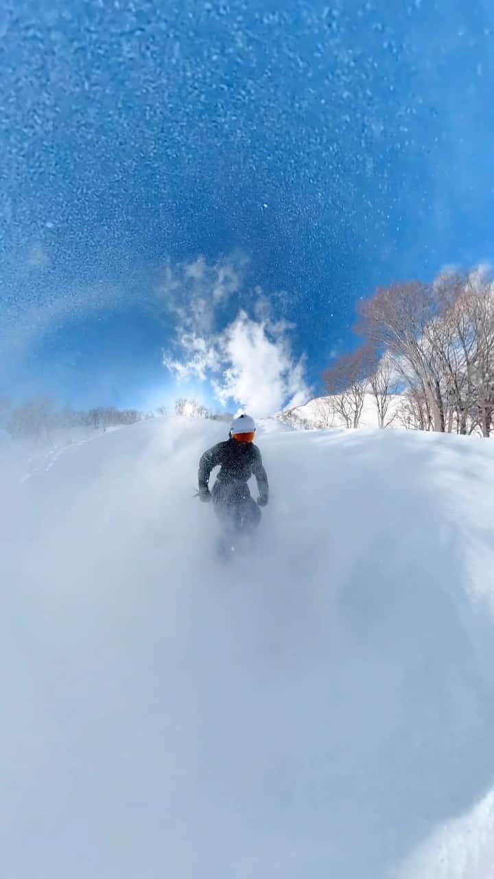 DJ HALのインスタグラム：「@lottearairesort  ちょいボコボコ雪で チョッカリのタイミングが少しビビって  遅れて結果は.... 朝一ピステンなら 90超え行けそうな気がしました！  @armadajapan の185センチの板 しっかり安定してました🔥 パウダー滑った後で板が喜んでたわ  #安全運転　#直格好　#ちょっかり」