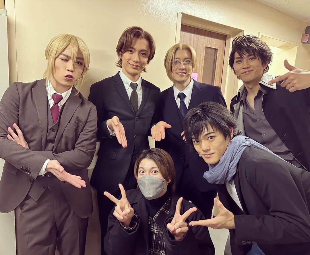 久保田秀敏のインスタグラム：「ミュージカル『憂国のモリアーティ』  本日も二公演ありがとうございました。  連日沢山のお客様に観ていただけて本当に幸せです。  明日はいよいよ大千穐楽。 おかげさまで明日も満席との情報が。  一人一人余すことなく作品を届けられるように変わらず大切に生きます。  今日はOp.3までフレッドを演じてた りょーたろうが観に来てくれてました。  最後までこの【チームモリアーティ】で！  #ミュージカル #憂国のモリアーティ #モリミュ #モリミュop4 #フレッド」