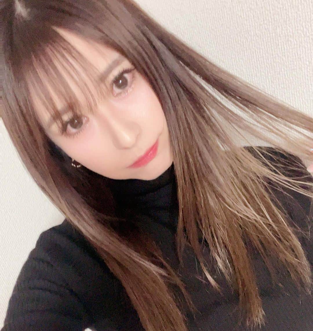 有馬綾香のインスタグラム：「髪が伸び放題です。 ヘアサロンにもうかれこれ3ヶ月くらい行ってません…  髪型…どうしよう」