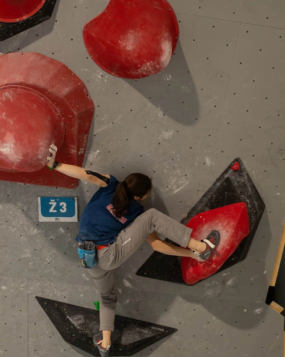 スターシャ・ゲージョのインスタグラム：「Putting those joints to some work 🔧🔩⚙️🗜️ Back to grinding. More work, more training, more peace, more dreaming 👉🏼👉🏼  📷 @ingofilzwieser from the simulation at @sloveniaclimbing training center  @unparallelup @trangoworldofficial  @tokyo_powder_germany  @climbersagainstcancerofficial  #teamwork #climbing_pictures_of_instagram #climbingphotography #compstyle #competitionclimbing #bouldering #ifscwc」