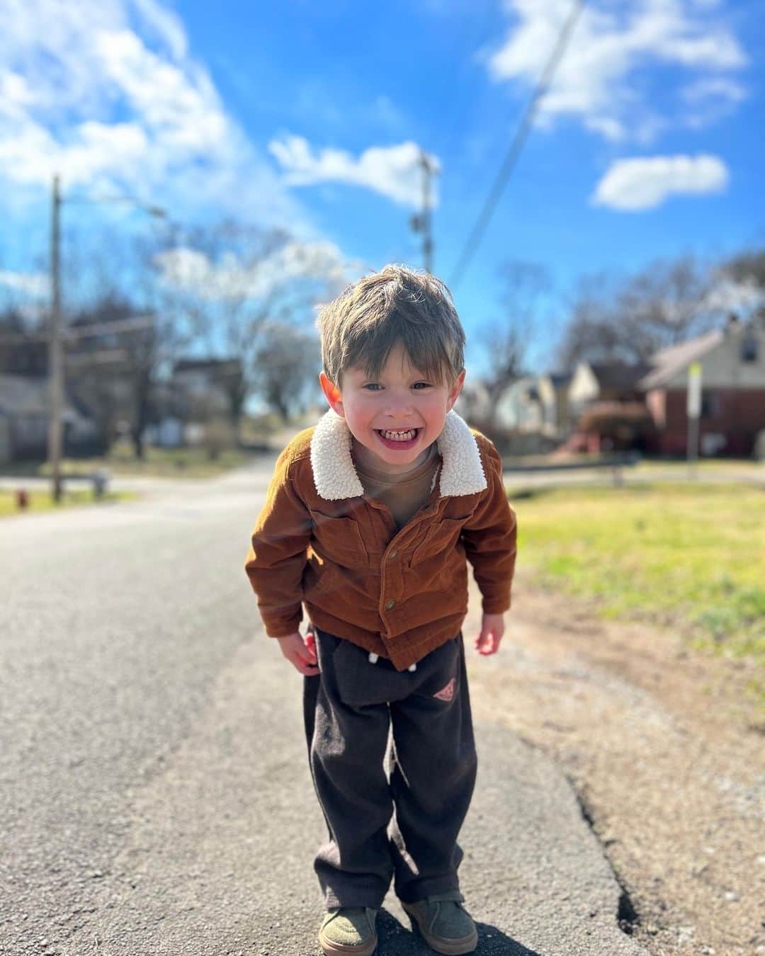 カミーユ・グアティのインスタグラム：「Nature walks with this one!   #boymom #mommasboy #donorconception #donoreggs #donorivf」