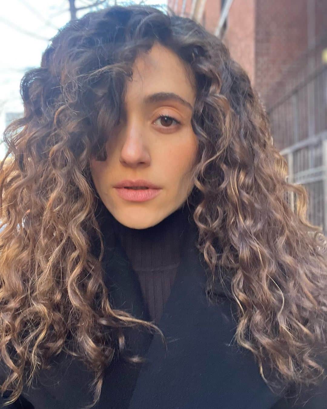 エミー・ロッサムのインスタグラム：「🧬 winter air dry 🧬」