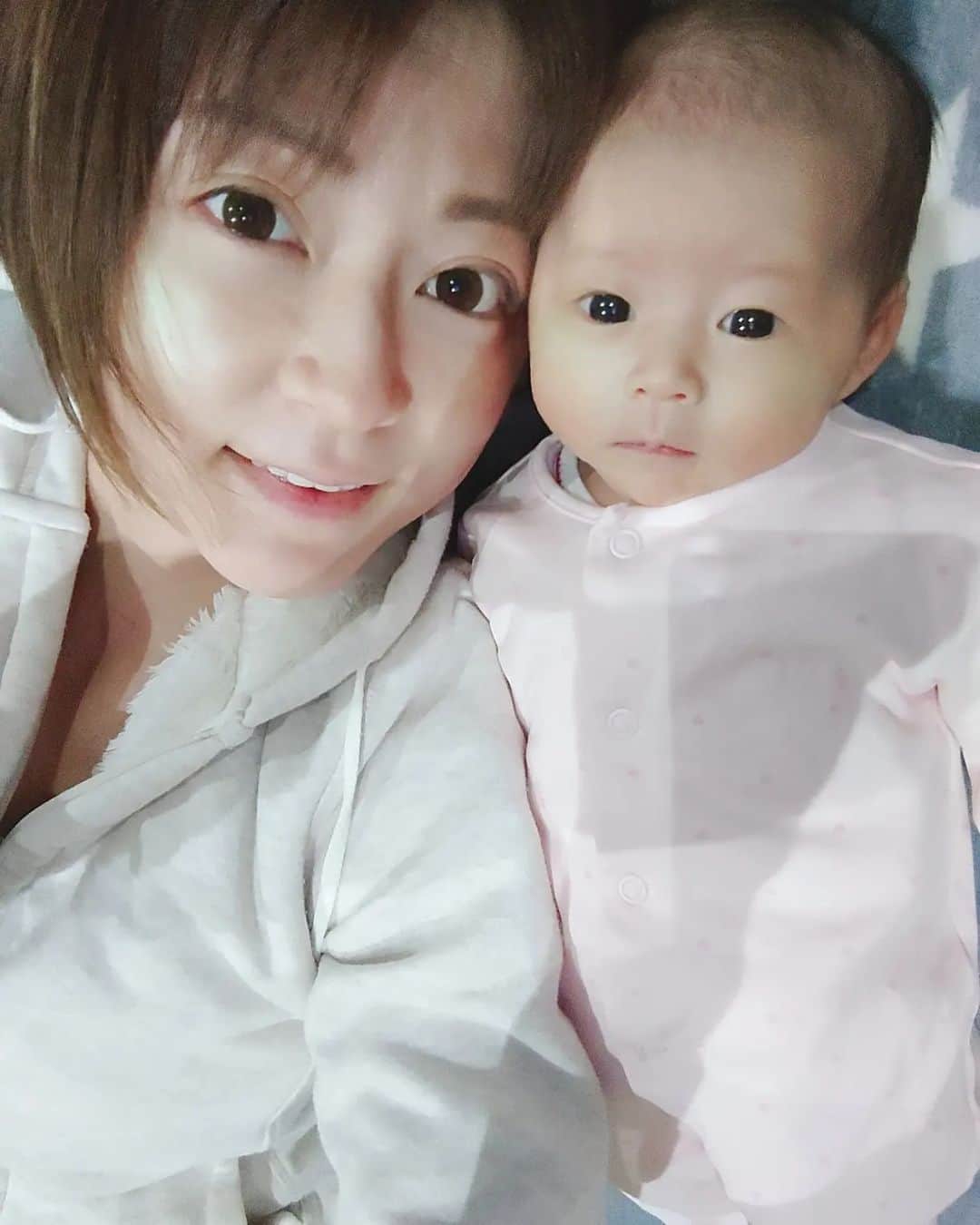 阪本麻美のインスタグラム：「里帰りも終わり、お家に戻ってるよ〜!!　　  娘ちゃん退院した日は2400グラムしかなかったけど、１か月検診では3000グラム超えてて一安心(⁠人⁠ ⁠•͈⁠ᴗ⁠•͈⁠)  あっという間に新生児終わってしまった乁⁠(⁠ ⁠•⁠_⁠•⁠ ⁠)⁠ㄏ  久々の美容院で、久々のショート！ こんなに短くしたのは、もぅ何年前やろ？  ２人育児になるとドライヤーの時間がないからとバッサリいっちゃいました!  #女の子赤ちゃん#女の子ママ#新生児卒業 #1か月検診#里帰り#美容院#ショートヘア #ショートカット#ショートカット女子 #久々のショート」