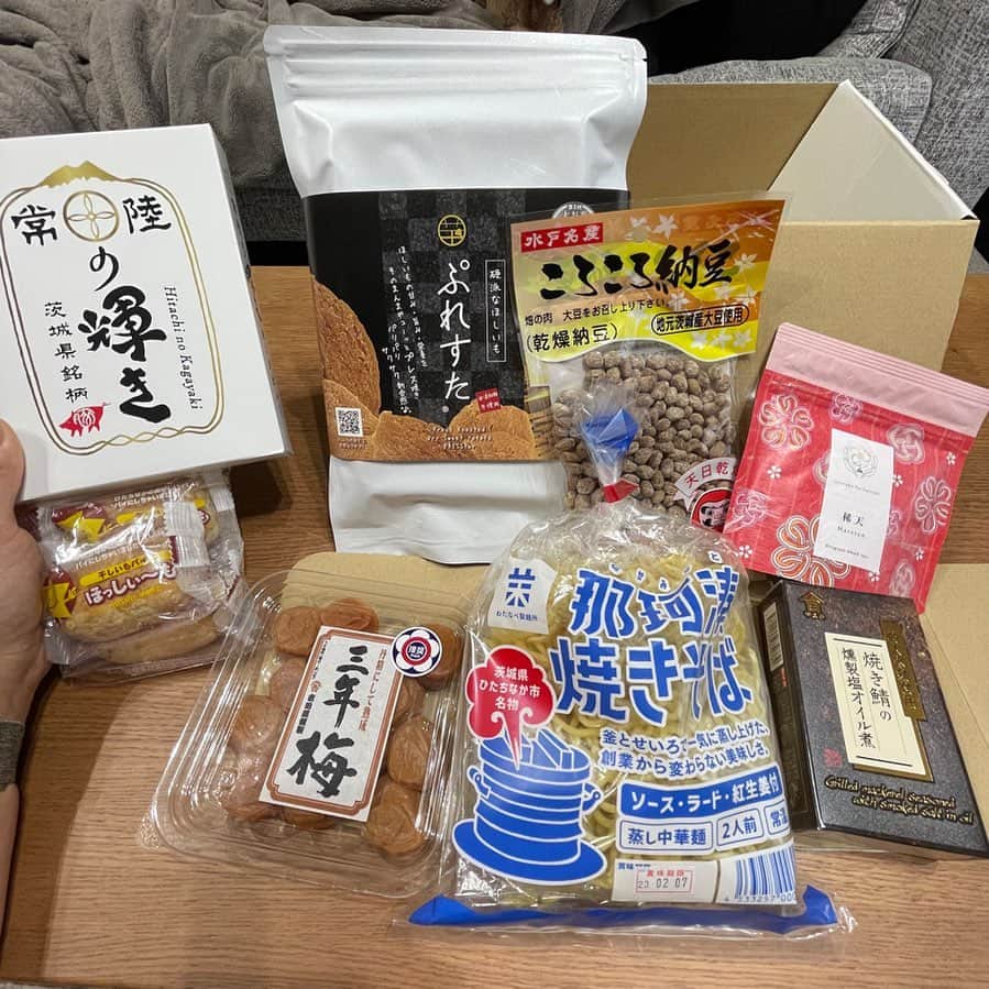 畑岡奈紗のインスタグラム：「茨城県より茨城の名産物を沢山送って頂きました！ 皆さんは茨城といえば、何を思い浮かべますか？🤔  私は自己紹介した時に茨城県出身ですと言うと「納豆で有名な！？」とおっしゃられる方が多いかなと思います😂 もちろん納豆も有名ですが、茨城県は山あり海あり、白菜やピーマンなど多くの種類の野菜の生産量が日本一であったり、メロンや梨、イチゴなど果物でも有名な自然豊かな県です！  5年前にいばらき大使を拝命し、少しでも茨城の魅力を世界中にPRできたらと思っています！ まだまだ、私も茨城県の魅力や素敵な場所など知らない事が沢山あると思いますが、オフの時など色々な所に行ってみたいと思っています！ I was gifted with so many local products of Ibaraki from my home town Ibaraki-prefecture! What comes up to your mind when you think of Ibaraki? 🤔  When I introduce myself that I'm from Ibaraki Prefecture, I think many people will say, “Ibaraki is famous for Natto!” Of course Natto is also famous, but Ibaraki Prefecture is known for its great nature which has mountains and seas. And is the largest producer of many kinds of vegetables such as Chinese cabbage and green peppers in Japan. It is also famous for fruits such as melon, pear, and strawberries.  Five years ago, I was appointed as an ambassador of Ibaraki, and I’ve been trying to promote the charm of Ibaraki to the world! I think there are still many things I don't know about Ibaraki Prefecture's charms and wonderful places, but I would like to visit various places in Ibaraki during my free time! #茨城県#ibarakiprefecture  #🌹 #いばらき大使」