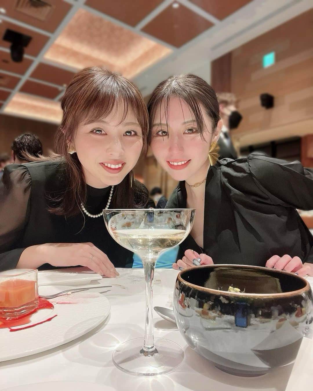 横井美穂のインスタグラム：「. 久しぶりのたいぞー👭💜 2人ともうるうる😂😂 スピーチ頑張りました🥹✨  #ノートルダム大阪one  #結婚式」