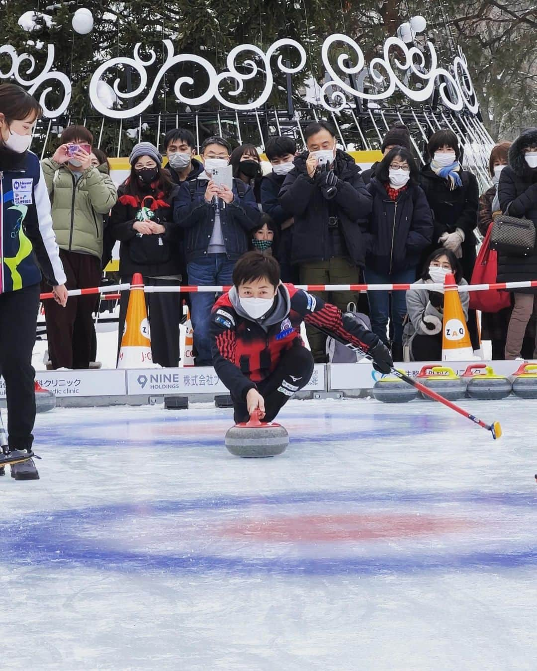 阿部晋也のインスタグラム：「さっぽろ雪まつり2023J:COMひろばの「さっぽろカーリング体験パーク」にフォルティウスのメンバーと一緒にお邪魔してきました⛄️ 雪がチラつく屋外リンクの雰囲気は最高で、めちゃくちゃ楽しかったです🥌✨ 沢山の方々にお集まりいただきありがとうございました。 本日2/11、19:00〜20:00にも最後のエキシビジョンがあるとのことなので、お時間ある方は是非遊びに行ってください‼️  #コンサドーレ #北海道コンサドーレ札幌 #コンサドーレカーリングチーム #consadole #カーリング #curling #さっぽろ雪まつり2023 #jcomひろば #札幌 #動画だったやつ  #ISHIYA #あいプラン #hardlinenation #シズナイロゴス #アクエスティ #永山運送 #エゾデン #mizuno #エアルファースト」