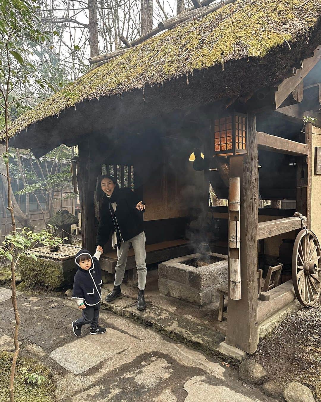 永田杏奈のインスタグラム：「・ いつもは年末年始に行っていた九州の旅、今年は2月になってしまったけど福岡、熊本、宮崎、鹿児島巡って参りました🚘　　  黒川温泉は久々の'お宿のし湯'に。 露天風呂から見えた満月に日本はやっぱりいいなぁ~と心身共にリラックス♨️🌕  5枚目は、高千穂神社の御神木にパワーに貰っているパパを見て真似していた息子🌲🤍  #annatrip📍 #黒川温泉 #九州旅行✈️  #お宿のし湯」