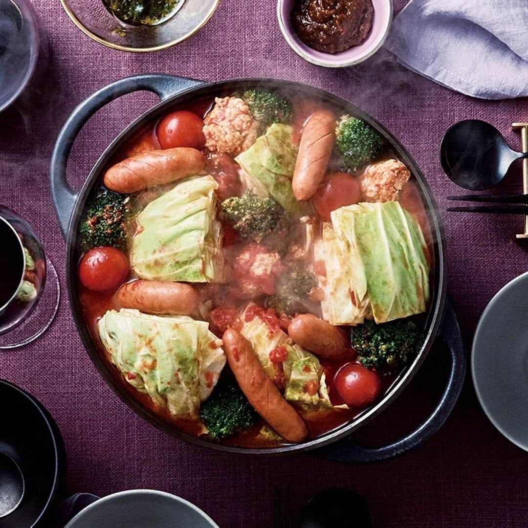 Cooking VERYのインスタグラム：「【鍋レシピ】 おうち鍋のマンネリ脱却に！ 「赤鍋」🍅 完熟トマト缶を使うことで トマト特有の酸味をまろやかに。 一口飲んだら、その甘さにきっと驚くはず✨  子どもの大好きな具材と好相性のトマト味。 色付きスープなら映えること間違いなしですね😊  そのままでも美味しいけれど 味変ができるつけダレもご紹介👍 気分やお酒に合わせて楽しめます。  お友達家族を招いたおもてなしにもオススメです！  #cookingvery #very #雑誌very #veryweb #鍋レシピ #鍋バリエーション #トマト鍋 #赤鍋  撮影／川上輝明〈bean〉　料理／宇藤えみ　取材／遠藤彩乃」