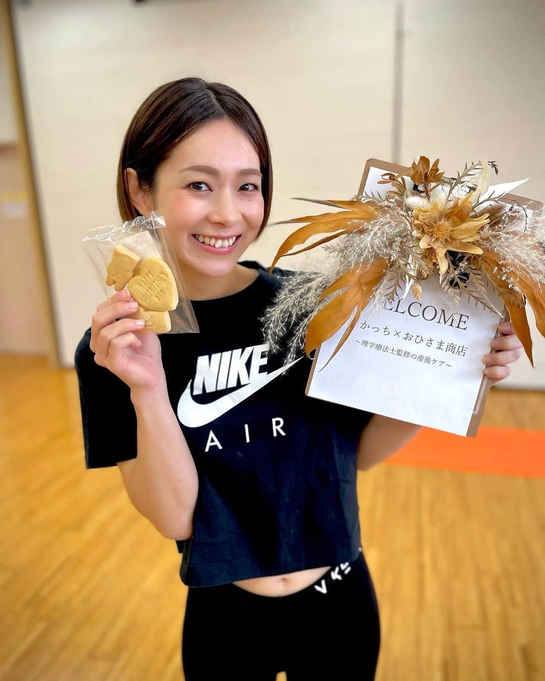 のインスタグラム：「#産後ケア イベントの様子☺️  #理学療法士 で産後ケアをメインにしている @terrace_j.kadogawa さんの座学から始まり  産後体にどんな事が起こっているのか  何をしなければいけないのか  一人で頑張りすぎない気持ちと体の整え方を学び  産後に必要なストレッチとトレーニングを私が担当させていただきました😆  安全第一で理学療法士の先生たちが見守ってる中で  トレーニング中はお子様たちも参加したり、ママに負荷かけたり和気藹々とした雰囲気でめちゃくちゃ和んでました🤣🙏  同性としてもっと私もサポートできるように頑張ろう！！って思いました✊  １人で頑張りすぎず周りに頼りながらママも自分ケアしてあげてください☺️  そして今回コラボしてくれた  @ohisama202067 さんトレーニング後のおやつに袋いっぱいの美味しい焼き菓子をご用意していただきました❤️  丁寧に１つ１つ作られた焼き菓子たち美味しくて可愛くてほんと大好き🥹✨  参加されたみなさんの笑顔で今回のイベントも楽しんでもらえたかな...😊  と大満足のイベントでした！  関わってくださった皆さまありがとうございました🙇‍♀️🙏  第三弾のイベントもまたできるように頑張りますっ😆  参加お待ちしてます‼️  #宮崎 #延岡 #産後 #産後ダイエット #産後ママ」