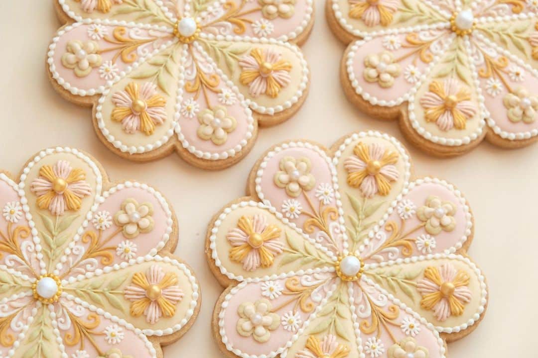 KUNIKAのインスタグラム：「Pale boho coloured floral cookies 🌾  大事なお仕事の前に、手先や着色の感覚、集中力を最上級に持っていくための準備運動で作ったクッキー❃ あたたかみのある絶妙なくすみカラーで🍨  #artofkunika」