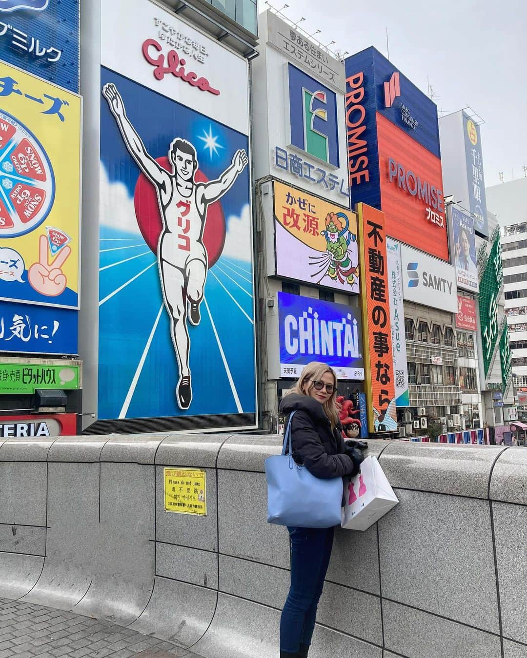 葉月るいのインスタグラム：「近そうでまだ遠い大阪〜 グリコたこ焼きなんでやねん  #大阪 #大阪観光#グリコ #たこ焼き #なんでやねん」