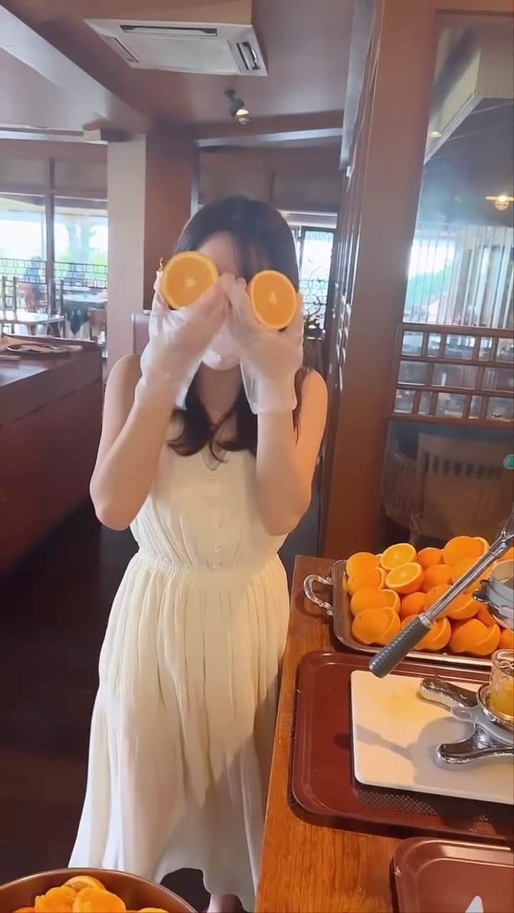 八幡美咲のインスタグラム：「沖縄旅 2020年に広島へ来て、初めての沖縄。 いろんなハプニングもあったけど すっっっっっっごく濃い思い出ばかり☺️💕  広島から1時間半でつく沖縄。 最高すぎました☺️💓  先着順で広島空港で 「コート預かりサービス」やってる！！ これ本当にこの時期おすすめ！！☺️💕  ＿＿＿＿＿＿＿＿＿＿＿＿＿＿＿＿＿＿＿＿＿＿＿＿＿ ハプニング多めの沖縄旅🥰 YouTubeの「八幡美咲チャンネル」で 見ることができます🪄︎︎◝✩🫰🏻💗  YouTubeの概要欄をチェックしてみてください✨  宿泊した #ホテル は うるま市にある緑に囲まれた隠れ家リゾートホテル🌱𓂃 𓈒𓏸  客室は、周りを緑に囲まれて 静かで落ち着いた雰囲気でした𓂃𓈒𓏸︎︎︎︎   木々に囲まれていて小さなおとぎの国みたいに ゆっくり時間が流れている、 連泊にぴったりのリゾートホテル🏡🌿  #ご飯 ホテル内のレストラン “マカンマカン”の 料理がすっごく美味しくて ディナーの飲茶は食べ放題なんです🥟🥢  熱々の焼売や小籠包、エビチリなどなど ぜーんぶ食べ放題✨� 女性には嬉しい！ 少しずつ運ばれてくるから 色んな種類を少しづつ食べられる🍴 お腹いーーっぱい食べれて幸せでした𓂃𓈒𓏸︎︎︎︎ ❤︎   #breakfast. 朝ごはんも、薬草粥やフルーツ、パン🥐 自分で絞れる🍋生搾りジュースもあって 身体に優しい朝ごはんを楽しめました🌼  ハンモックや卓球でゆったり過ごせます📕  専用のシャトルバスで姉妹ホテルのルネッサンスリゾートに移動をして、ドルフィンプログラムに参加することも可能なんです☁️🐬𓂃𓈒𓏸︎︎︎︎  ⁡ ⁡ ————————————————— 🏡：ココ ガーデンリゾート オキナワ 🕐：IN14:00 OUT 11:00 全約100室 🚗：沖縄県うるま市石川伊波501 📞：098-965-1000 —————————————————」