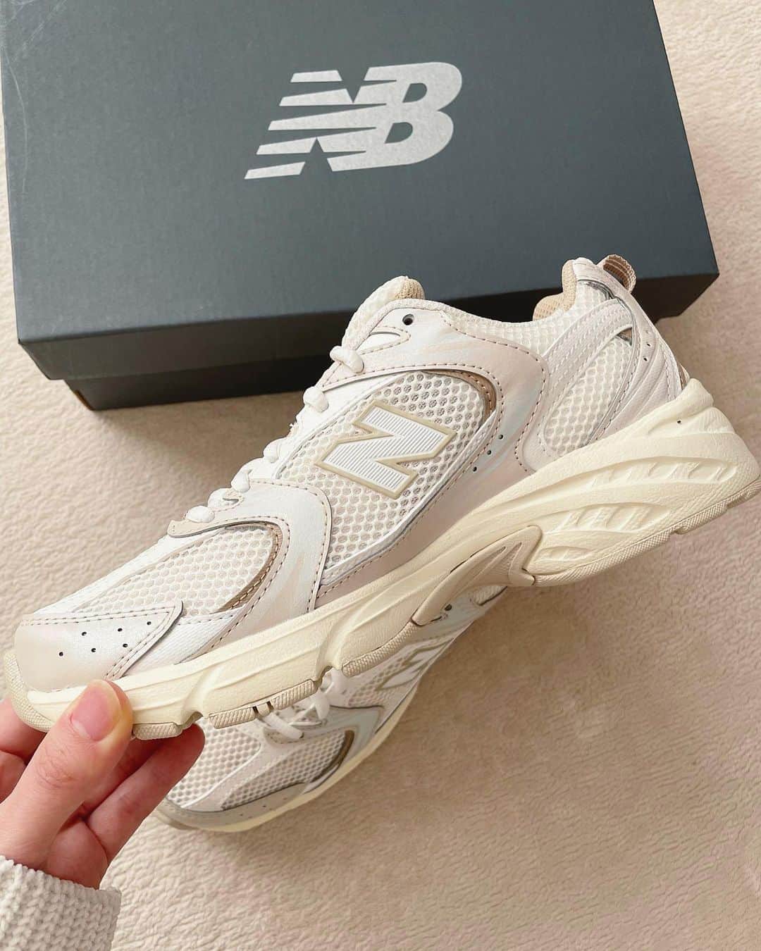 ryokoのインスタグラム：「👟🤍 買ってよかった✌︎  @newbalance MR530 ． ． ． ．  #newbalancemr530 #newbalance #abcmart #locari #ニューバランス #スニーカー #足元倶楽部 #スニーカー女子 #置き画 #置き画くら部 #購入品」