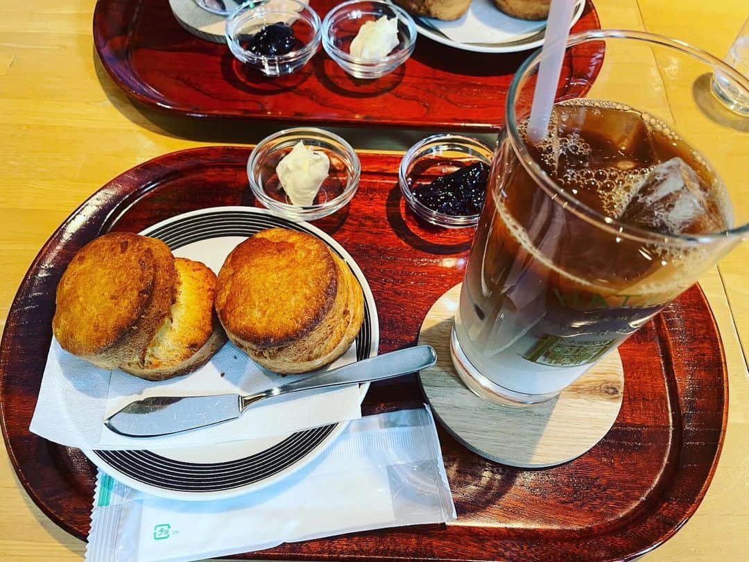 大隅智子さんのインスタグラム写真 - (大隅智子Instagram)「ずっと行きたかったうなぎの店に和子ちゃんと行ってきました！ うな重と白焼、とろけるやわらかさでした。 スコーン&コーヒーも盛岡の人気カフェで。 ニューヨーク・タイムズの2023年に行くべき52ヶ所の2位が盛岡です。 とても素敵な街です。 #盛岡　#善　#うなぎ　#うな重　#白焼　#HATAYA demi」2月11日 18時55分 - tomokotenki