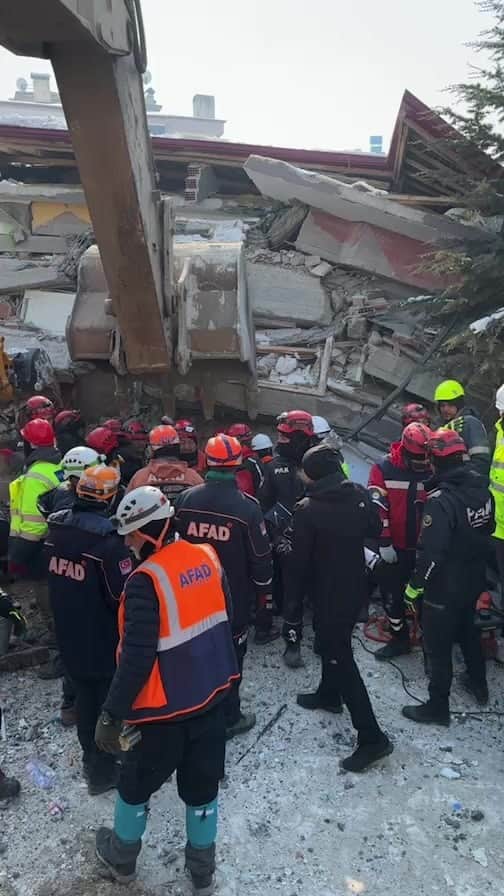 Mustafa Sevenのインスタグラム：「#kahramanmaraş #elbistan depremin 6. Gününde ekipler Caldıran Caddesi Yıldız Kent Apartmanında bir ses aldı. Dinleme cihazları ile bir kadının beni kurtarın dediği duyuldu. Şimdi arama kurtarma ekipleri müthiş bir mücadele ile depremzedeyi kurtarmaya çalışıyor. Bir mucize gerçekleşecek.」