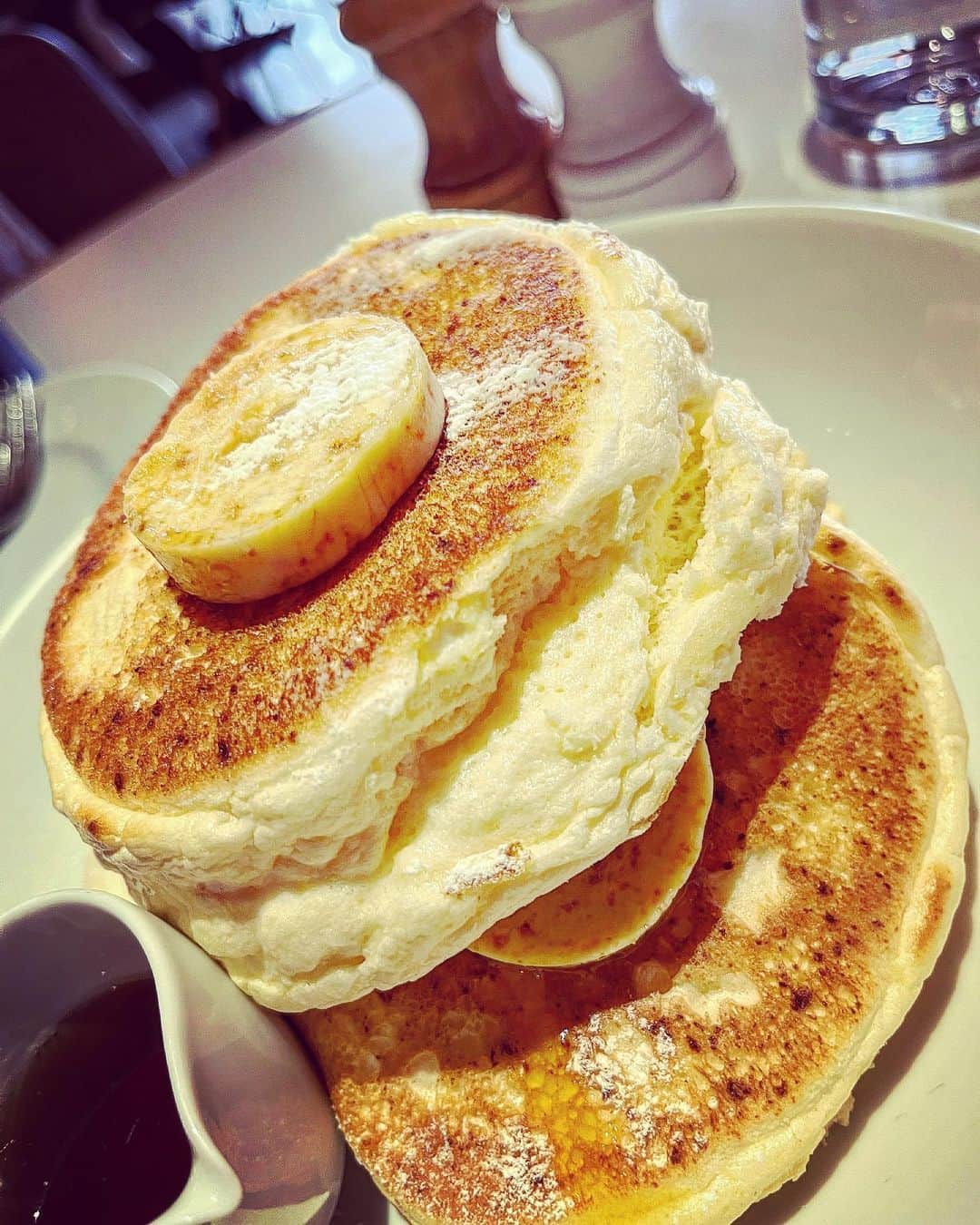 大山恵理乃さんのインスタグラム写真 - (大山恵理乃Instagram)「⁡ デブ活 ⁡ 味も雰囲気も最高なのです。 最高すぎて終始ビビるわ此処。 ⁡ ⁡ #bills #リコッタパンケーキ #和牛バーガー #世界一の朝食」2月11日 18時56分 - erino_ohyama