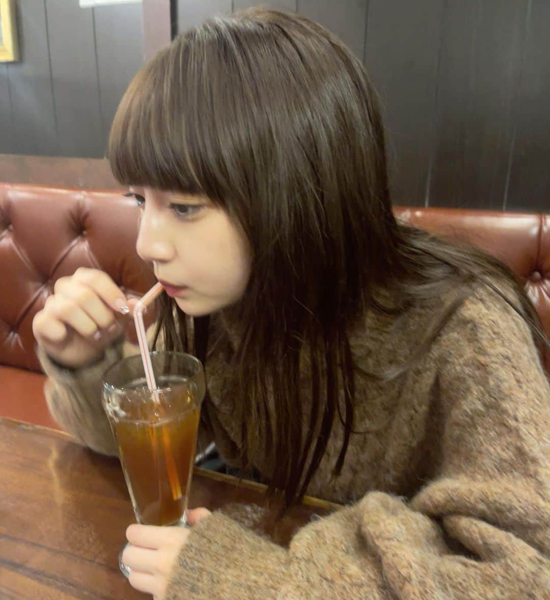 荻野由佳のインスタグラム：「今日は寒くないので アイスティーーーーー！^ ^ 少しのあいだですがエクステつけました たった1ヶ月ちょっとなのに もう、ロングが懐かしくて 少しのあいだ慣れませんでした🤣」