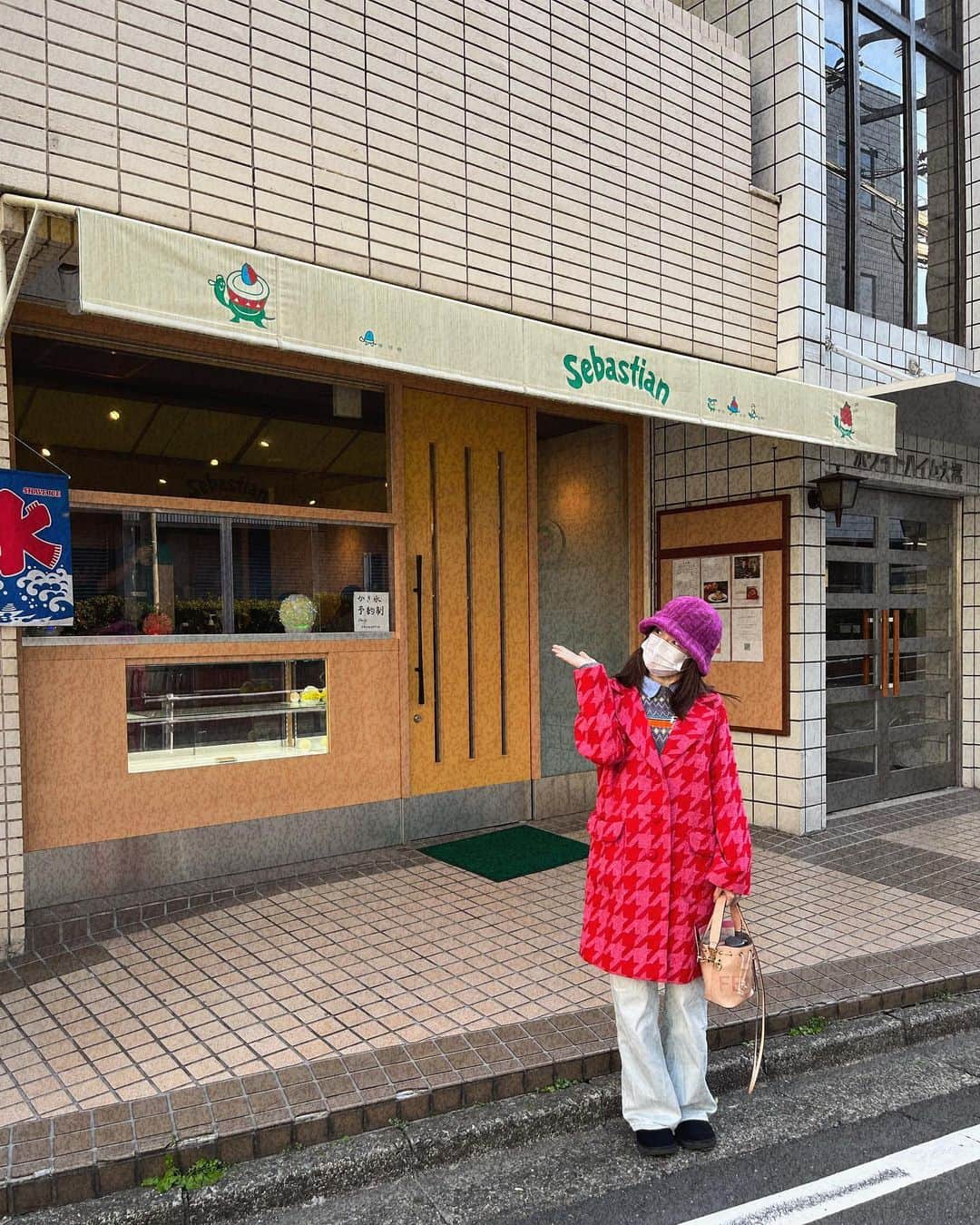 島崎遥香のインスタグラム：「最後のセバスチャンさんへ 初めてお店に行ったのは2014年頃。 NHKでお仕事があると（ほぼ目の前なので）セバスチャンに行ける空き時間はないかとばかり考えていたのを思い出しました。  5枚目は2014年の時の写真 （写真の加工が若い🤣） 当時はティラミスが好きで毎回頼んでたのも思い出した😢しんみり  でもでもオーストラリアで食べれるんだ🐨🍧行きたい！！  ご馳走様でした😌✨  #かき氷 #ゴーラーさんと繋がりたい」