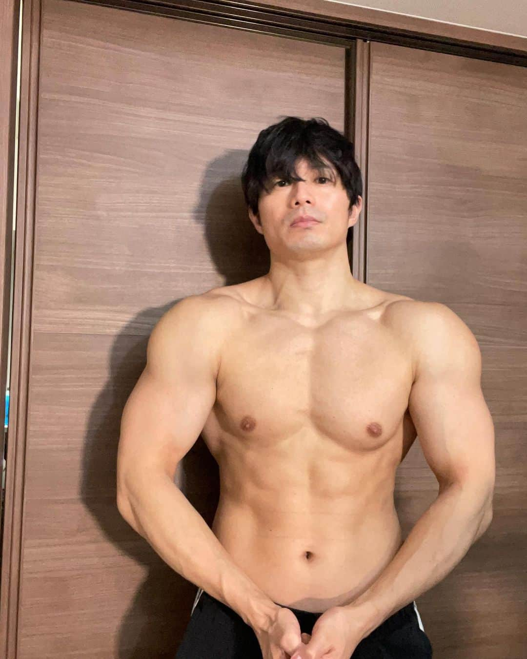 コアラ小嵐のインスタグラム：「減量中、82kg！あと7kg！間に合うのか！？がんばれ僕ー！  #減量 #ダイエット #筋肉  あ、これ胸三頭パンプしてますね」