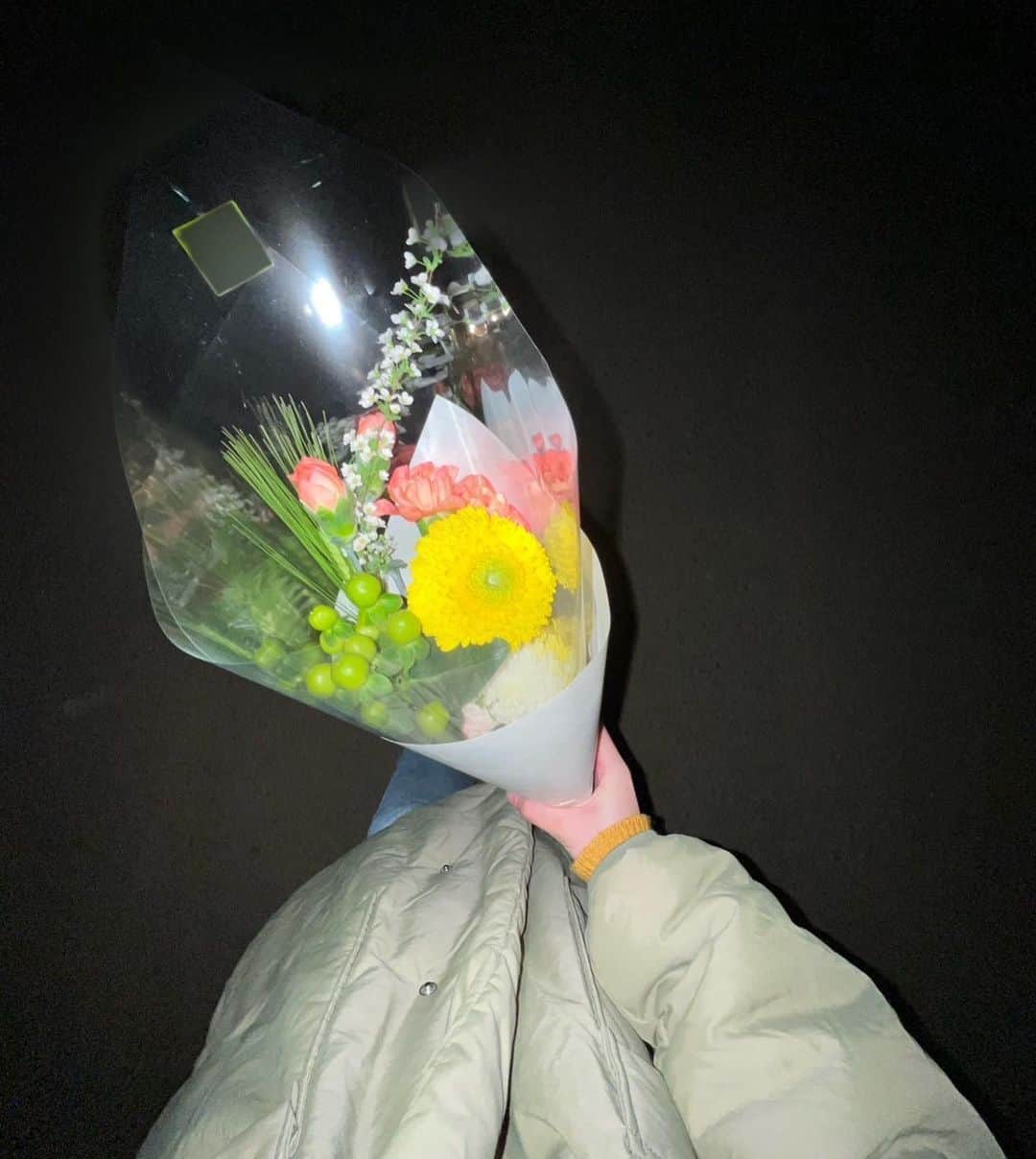 新井美羽さんのインスタグラム写真 - (新井美羽Instagram)「最近の花束💐  好きなお花を選んで花束にしてもらうと愛着が湧きます。 お店に入るたびにいろんなお花に出会えるのが楽しいです🙌  #新井美羽 #topcoat #トップコート #花」2月11日 19時09分 - miu_arai_official