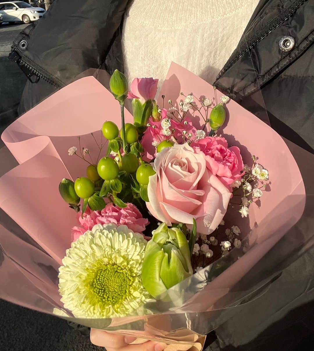 新井美羽のインスタグラム：「最近の花束💐  好きなお花を選んで花束にしてもらうと愛着が湧きます。 お店に入るたびにいろんなお花に出会えるのが楽しいです🙌  #新井美羽 #topcoat #トップコート #花」
