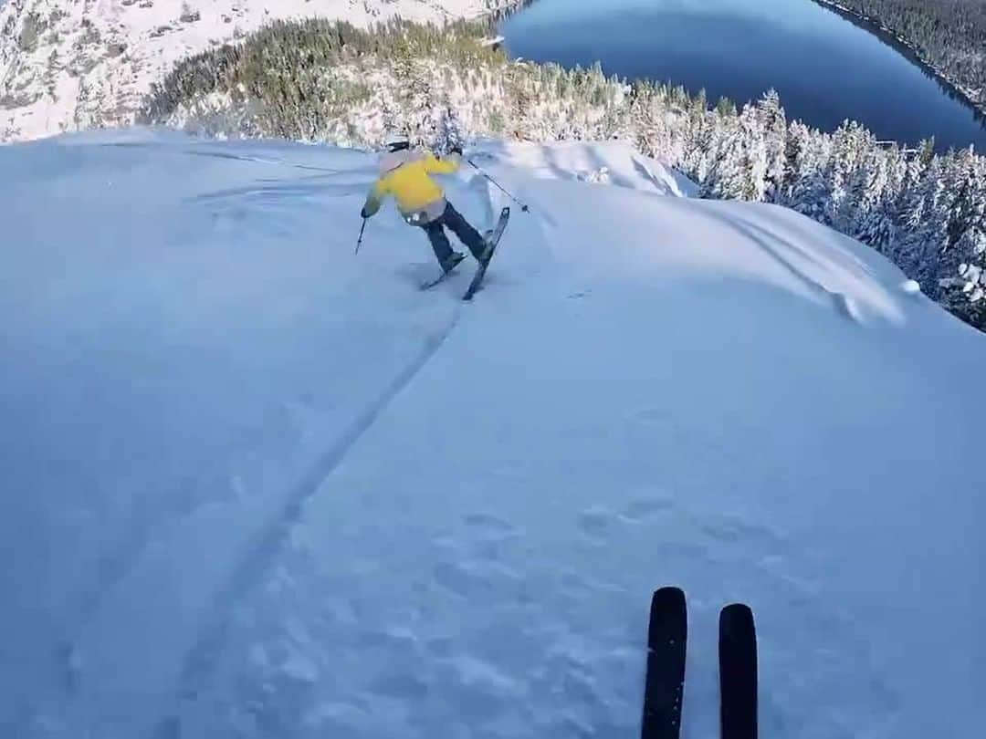 のインスタグラム：「2回転を2人でやれば楽しさ2倍⛷⛷ @whatfordchris + @skibnj_monaay はこの #GoProHERO11 BlackのPOVショットでGoProアワード$1,000を受賞。 お気に入りの作品を応募しよう！ GoPro.com/Awards ・ ・ ・ #GoPro #GoProJP #GoProSnow #GoProSnow2023 #HyperSmooth #POV #Ski #Skiing #Backflip #Tahoe #スキー #バックフリップ #バク宙」