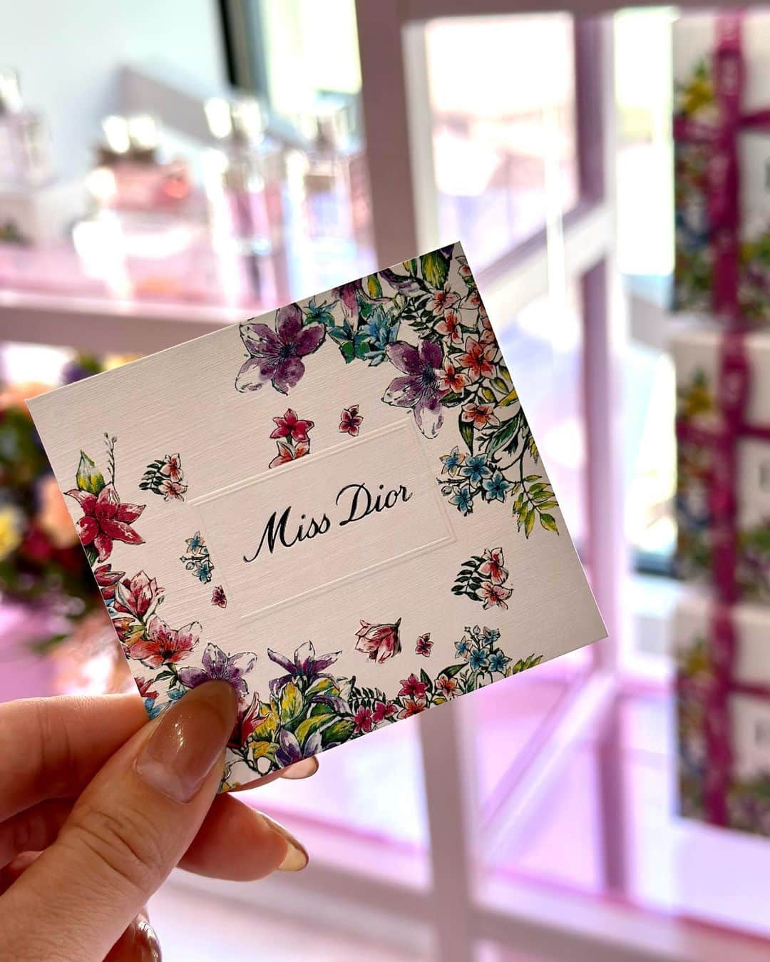 戸田さと美のインスタグラム：「DIOR BLOOMING LOVE GARDEN💐 ━━━━━━━━━━━ 表参道で開催中のイベント ディオール 「ブルーミング ラブ ガーデン」へ お邪魔させていただきました。  PINK PINKのあまりにも可愛すぎる会場と 平日の昼間だったせいか、 娘（いないけど）くらいの歳の 可愛い女の子たちの中で、 ちょっと恥ずかしくなりましたが ふわふわの世界観を堪能してきました。  装いは 大きなつけ襟の付いたブラウスと これまた大きなパールのついてジレのコーデ。 ふんわり袖は顔や腕を細く見せてくれるし、 ジレは縦長効果あり。  これはセット販売 @frene_official   一年中使えるファッションコーデのセット販売のSHOPです。 到着に2カ月かかりましたが、 季節を問わず着れるアイテムなので問題ないか、ということになってます（自分の中では）  春、早く来い  @diorbeauty  #diormakeup  #limitededition  #2023 #春メイク #お正月限定 #サンククルールクチュール #自分へのご褒美  #自分磨き  #Dior  #diorskin #ディオール  #eyemake #makeup #新作コスメ  #限定コスメ  #instamakeup #ピンクメイク #コスメ #コスメ好きさんと繋がりたい #コスメレポ #コスメマニア #美容 #美容好きな人と繋がりた #美容好き #スキンケア #スキンケア好き #時短メイク #メイク #ママファッション #シングルマザー」